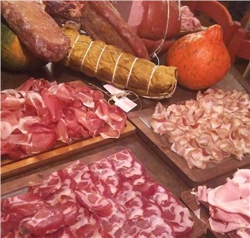 L’economia alternativa dei piccoli produttori di salumi